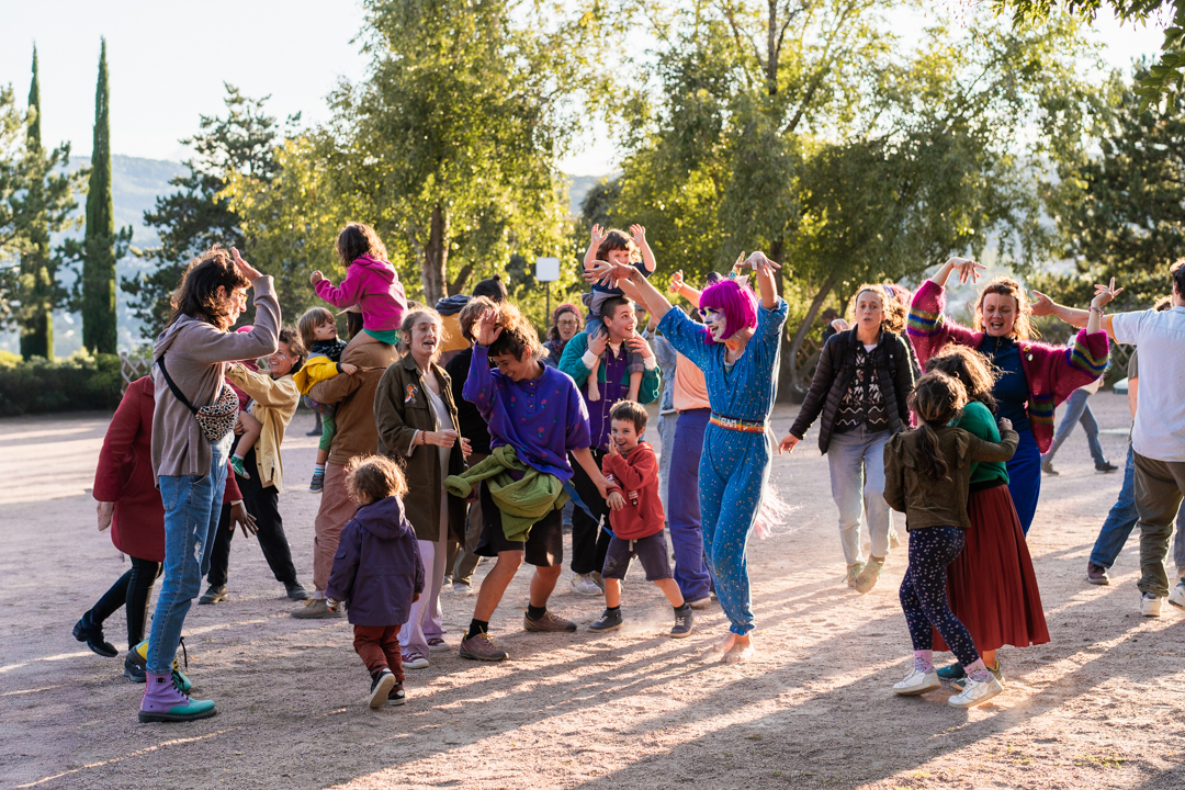 Personnes dansantes durant le festival Famille Rebelle